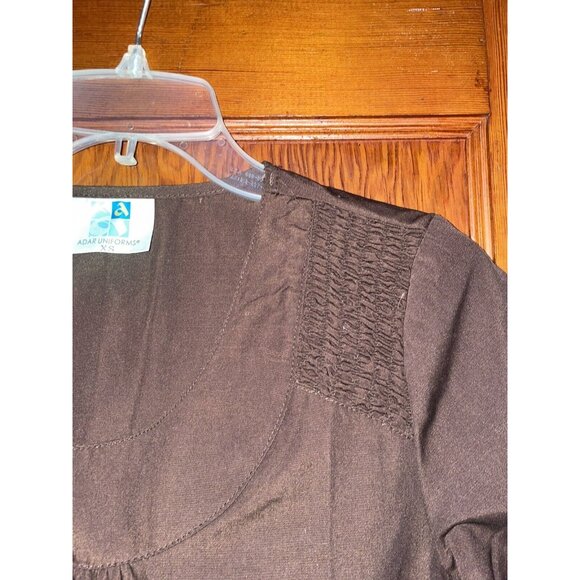 Adar Uniforms Women's Scrub Scoop Neck Top XS Chocolate Brown #627 NWT Medical - Picture 3 of 7